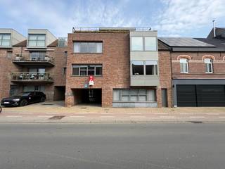 <strong>Geluwe - Zeer mooi appartement gelegen op de tweede verdieping met twee slaapkamers te koop.</strong><br /><br />Op zoek naar een comfortabel appartement op een rustige locatie? Ontdek dit mooie appartement op de tweede verdieping in Geluwe, met <strong>twee slaapkamers</strong>, een <strong>aangenaam terras </strong>en een <strong>praktische indeling</strong>.
<div>
<p><strong>Het appartement omvat:</strong></p>
<ul><li>Een inkomhal</li><li>Een volledig uitgeruste open keuken</li><li>Een ruime en lichtrijke woonkamer</li><li>Een zeer ruime berging met aansluiting voor wasmachine en droogkast</li><li>Een badkamer met douche en ingemaakte kast</li><li>Twee slaapkamers</li><li>Een gezellig terras</li><li>Een afzonderlijk toilet</li></ul>
<p><strong>Extra troeven</strong></p>
<p>Er is een gemeenschappelijke fietsenberging aanwezig.</p>
<p>Een garagebox is afzonderlijk te koop voor <strong>€ 25.000</strong>. Daarnaast is er ook een staanplaats beschikbaar voor <strong>€ 10.000</strong>.</p>
<p><strong>Een ideale woonst voor starters, koppels of wie op zoek is naar een comfortabel appartement met twee slaapkamers en alle nodige voorzieningen.</strong></p>
<p><strong>Interesse?</strong> Neem gerust contact met ons op voor meer informatie of een bezoek ter plaatse!</p>
</div>