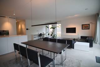 Prachtig modern nieuwbouwappartement (2021) te Hoogboom<br /><br />Ontdek dit lichtrijke en instapklare appartement op de eerste verdieping, gelegen in het groene en gegeerde Hoogboom (Kapellen). Gebouwd in 2021 en afgewerkt met oog voor comfort en stijl, biedt deze woning een bewoonbare oppervlakte van 118,7 m² en een uitzonderlijk gevoel van ruimte en licht.<br /><br />De zeer ruime leefruimte met grote raampartijen sluit naadloos aan op de moderne open keuken, ideaal voor wie houdt van gezelligheid en functionaliteit. Het appartement beschikt over twee slaapkamers (13 m² en 8 m²), perfect als hoofdslaapkamer en kinder-, logeer- of bureauruimte.<br /><br />De luxueuze badkamer is uitgerust met een dubbele lavabo, een regendouche én een ligbad — alles wat je nodig hebt om volledig tot rust te komen.<br /><br />Indeling en troeven:<br /><br />Zeer ruime en lichtrijke living dankzij grote raampartijen<br />Moderne open keuken, volledig geïntegreerd in de leefruimte<br />2 volwaardige slaapkamers (13 m² en 8 m²)<br />Luxe badkamer met dubbele lavabo, regendouche én ligbad<br />Praktische berging in het appartement + extra kelderberging<br />Ingebouwde maatkasten (incl. buffet- en tv-meubel)<br /><br />Buitenruimte:<br /><br />Groot en zonnig terras van maar liefst 26 m² aan de achterzijde<br />Rustgevend uitzicht op groen en natuur<br />Uitklapbare zonnewering voor extra comfort op warme dagen<br /><br />Extra comfort:<br /><br />Lift aanwezig in het gebouw<br />Ondergrondse autostaanplaats, vlak bij de uitrit<br />Fietsparkeerplaats in het tuinhuis<br /><br />Energiezuinig wonen:<br /><br />Uitstekende EPC-score: A (E19) – slechts 31 kWh/m² jaar<br /><br />Oppervlakte:<br /><br />Bewoonbare oppervlakte: 118,7 m²<br />Terras: 26,1 m²<br /><br />Dit appartement is ideaal voor wie comfortabel en energiezuinig wil wonen in een moderne omgeving, met alle voorzieningen binnen handbereik.