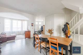Deze op heden goed onderhouden unieke opbrengsteigendom wordt verhuurd onder de vorm van een co-housingcontract. Hier wonen 9 huurders samen met een gemeenschappelijke living, 2 keukens en 3 badkamers. Elke huurder heeft zijn eigen kamer. Deze eigendom werd in het jaar 2021 volledig gerenoveerd. Binnengekomen is er de leefruimte met ruime keuken met afzonderlijk toilet. Op het gelijkvloers is er ook een superhandige garage voor de fietsen. De eigendom heeft een goede EPC waarde, de elektriciteit is conform en er is geen asbest. Inkomsten huur : 5235,00 euro/maand - interesse? mail me gerust op alain@makelaarshuys.be