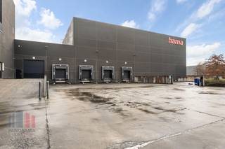 Fantastisch gelegen bedrijfsgebouw, vlak aan op- en afrit E40 Wetteren, bestaande uit +/- 6.227 m² magazijnruimte in combinatie met high...