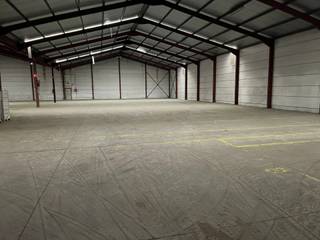 Magazijn te huur 2.000m² met weegbrug en buitenterrein tot 15.000m², volledig omheind.incl.- 2 laadkades - docklevellers- volledig omheind- camera...