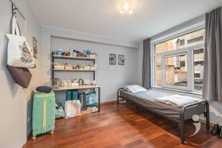 <p><span>Vrij voor eigen bewoning academiejaar 25-26! </span></p><p><span>Op zoek naar een kwalitatieve studentenkamer of een slimme investering in het hart van Leuven? Deze instapklare kamer van 19 m², gelegen op de eerste verdieping van een stijlvol gerenoveerd gebouw op de Bondgenotenlaan, biedt het beste van twee werelden: centrale ligging én rust.</span></p><p><span>De kamer bevindt zich aan de achterzijde van het gebouw, waardoor je in alle stilte kunt studeren en ontspannen, ondanks de levendige ligging vlak bij het station, de binnenstad en verschillende campussen. Dankzij de grote raampartijen geniet je bovendien van aangenaam veel natuurlijk licht.</span></p><p><span>De kamer beschikt over een </span><span>eigen badkamer</span><span> met douche, lavabo en toilet, wat zorgt voor maximale privacy en comfort. Op dezelfde verdieping bevindt zich een ruime, gemeenschappelijke keuken die volledig is uitgerust. </span></p><p><span>Het gebouw werd in </span><span>2015 volledig gerenoveerd</span><span> met oog voor kwaliteit en duurzaamheid.</span></p><p><span>Een unieke combinatie van rust, licht en een absolute topligging maakt van deze studentenkamer een waardevaste keuze voor zowel studenten als investeerders.</span></p><p><span>Interesse?</span><span><br />Neem contact met ons op via 016 15 31 15 of mail naar info@immolivit.be voor meer informatie of om een bezoek in te plannen.</span></p>