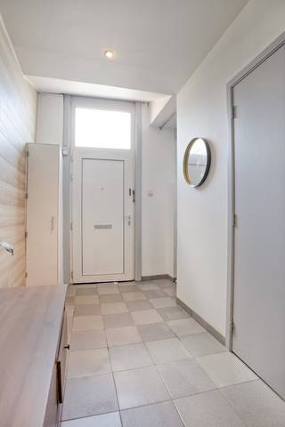 Deze op te frissen woonst met twee slaapkamers geniet van een uiterst centrale ligging alsook van een vlotte bereikbaarheid met tal van voorzieningen zoals winkels, horeca, scholen en openbaar vervoer in de directe omgeving.<br /><br />Beschrijving:<br />Via de inkomhal met vestiaire betreden we de woning. Hier vind je een apart gastentoilet en heb je toegang tot een knusse woonkamer die naadloos overgaat naar de lichtrijke eetruimte en de volledig uitgeruste open keuken. De keuken biedt tevens toegang tot het overdekte terras en de gezellige patio. De gelijkvloerse verdieping brengt ons nog een badkamer uitgerust met een ligbad, een dubbele wastafel en de nodige voorzieningen voor een wasmachine en droogkast.<br /><br />De nachthal biedt 3 volwaardige slaapkamers waarvan momenteel 1 dienst doet als praktische dressing. De ruime zolder, te bereiken via de grootste slaapkamer is geschikt als stockageruimte.<br /><br />Als extra troef beschikt het pand over een achteringang dewelke uitkomt naast de woning. Ideaal voor fietsen, vuilnisbakken...<br /><br />Extra:<br />- Geen renovatieplicht van toepassing: EPC-label D<br />- Achterom-toegang tot het terras<br />- Elektriciteit conform<br /><br />Voor meer informatie of een bezoek, neem contact met ons op via info@vastengoed.be of bel naar 014/72 73 74.<br /><br />Wenst u een gratis schatting van uw eigendom? Neem contact met ons op via 014/72 73 74.