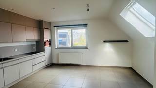 Dit leuke één slaapkamer appartement bestaat uit: ruime leefruimte met open keuken (met vaatwasmachine, fornuis en oven), apart toilet,...