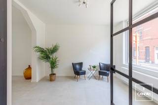 Deze <strong>volledig gerenoveerde woning</strong> met<strong> vier ruime slaapkamers</strong> is gelegen op een leuke locatie te Mariakerke en op fietsafstand van het Gentse stadcentrum (3km).<br /><br />Via de inkomhal, voorzien van een gastentoilet, komt u in de <strong>lichtrijke leefruimte</strong> met eetplaats. Aan de achterzijde van de woning bevindt zich de ruime, <strong>lichtrijke keuken</strong> met zicht op en toegang tot de heel aangename, <strong>rustige en zonnige tuin</strong>. <br /><br />Op de tussenverdieping bevindt zich de <strong>ruime en stijlvolle badkamer</strong>, voorzien van een ligbad, douche, toilet en dubbele wastafel. Op de eerste verdieping bevinden zich twee ruime slaapkamers. De tweede verdieping biedt plaats aan nog eens twee volwaardige slaapkamers.<br /><br />Deze pas gerenoveerde instapklare woning wordt gekenmerkt door haar bijzonder <strong>aangename lichtinval</strong>, ruimtelijk gevoel en <strong>hoogwaardige afwerking</strong>. Ook de centrale ligging vormt een extra troef, gemakkelijk bereikbaar zowel met de fiets als met de wagen.<br /><br />Interesse in deze knap gerenoveerde, leuke woning met tuin? <strong>Contacteer Gijs</strong> via gijs@convas.be of 0492 84 48 24 (telefonisch of via Whatsapp).