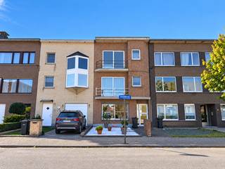 Dit goed onderhouden appartement, gebouwd in 1995, combineert een praktische indeling met een gunstige ligging. Via de inkomhal komen we in de ruime en lichtrijke woonkamer met open keuken. De keuken is uitgerust met een gasvuur, dampkap, ingebouwde koelkast en oven. Verder beschikt het appartement over twee slaapkamers, een praktische berging met aansluiting voor de wasmachine, een apart gastentoilet en een nette badkamer met ligbad en lavabomeubel. Een extra troef is het zonnige, zuidwest georiënteerde terras. Daarnaast beschikt het appartement over een private kelderberging, ideaal voor extra opslagruimte. Op energetisch vlak scoort het appartement uitstekend, met een EPC-score van slechts 97 kWh/m² (label A). Het appartement is bovendien asbestveilig en alle nutsvoorzieningen zijn individueel. Er is tevens de mogelijkheid om een garage bij aan te kopen, bereikbaar via de Papenweg. Dankzij de centrale ligging bevinden scholen, winkels en openbaar vervoer zich op wandelafstand. Door de combinatie van twee slaapkamers, een gunstig EPC en de centrale ligging is het appartement zowel interessant voor eigen bewoning als als opbrengsteigendom. Wenst u meer informatie en/of een bezichtiging? Contacteer ons via 03 568 03 03 of lauren@vastgoed03.be.