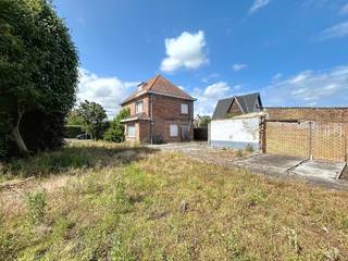 Te renoveren woning in een rustige, residentiële omgeving met veel potentieel. De woning omvat een inkomhal, lichtrijke leefruimte, keuken,...