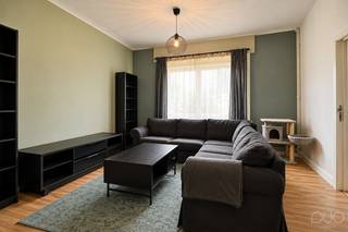 <p>Deze ééngezinswoning, gelegen in de Brandhoutstraat in Sint-Truiden, verwelkomt u met een warme uitstraling en een praktische indeling. Op een ruim perceel van 800 m² biedt dit pand een bewoonbare oppervlakte van meer dan 150m². De woning, gebouwd in 1950 en gerenoveerd in 2018 biedt de perfecte mix van warmte, charme en modern comfort. Dankzij de landelijke ligging in Brustem, kunt u genieten van een rustige omgeving, terwijl u nog steeds dichtbij de voorzieningen van de stad bent. De woning beschikt over meer dan voldoende isolatie in de daken, recent hoogrendementsglas met vliegenramen en rolluiken, alsook een condenserende gasketel, om reeds te voldoen aan de energetische normen, met een C-label als resultaat.<br /><br />We betreden de woning via de inkomhal, die toegang biedt naar de kelder, de eerste verdieping en de leefruimtes. De inkomhal, eetkamer, alsook de keuken vormen één groot geheel. Mede hierdoor krijgt de woning een open karakter. De keuken is volledig ingericht met een kookplaat, een dampkap, een afwasmachine, een dubbele spoelbak alsook een heteluchtoven. Een extra leefruimte, in aansluiting van de eetkamer, vormt de ideale basis als extra zithoek, speelruimte, of bureauhoek. We sluiten het gelijkvloers af met de veranda, met zicht op de tuin. De kelderberging doet dienst als wasplaats en stockageruimte. We vinden er tevens de CV-installatie. Kortom, een handige koele plek voor extra bergruimte.<br /><br />Op de eerste verdieping vinden we de nachthal, een bureaukamer, een badkamer met toilet, douche-in-bad en lavabo, alsook twee zeer ruime slaapkamers. Het bureel kan gebruikt worden voor thuiswerk of hobbygebruik. De vaste trap naar de zolderverdieping biedt extra mogelijkheden tot het creëren van een extra grote masterbedroom. <br /><br />Buitenshuis beschikt de woning over een grote carport, ideaal voor het plaatsen van twee wagens. Momenteel wordt deze eveneens gebruikt als overdekt terras met zicht op de ruimte tuin.<br /><br />De woning is momenteel verhuurd. Wilt u deze woning zelf ervaren? Neem contact met ons op voor een bezichtiging op 011 70 70 19.</p>