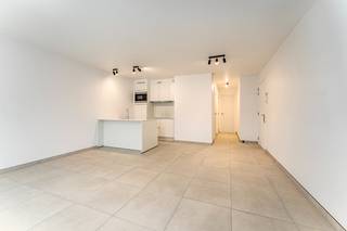 Roeselare - stijlvol 1-slaapkamerappartement in het hart van Roeselare <br /><br />Bent u op zoek naar een modern en comfortabel appartement op een centrale ligging?<br />Dit aangename 1-slaapkamerappartement is gelegen in Residentie Bel-Ford, pal in het<strong> hart van Roeselare</strong>.<br />Het appartement combineert <strong>hedendaags wooncomfort</strong> met een <strong>praktische indeling</strong> en beschikt over<strong> twee terrassen</strong>, waardoor u op verschillende momenten van de dag van de buitenruimte kunt genieten.<br />Bij het binnenkomen betreedt u de inkomhal die toegang biedt tot de verschillende leefruimtes. De lichtrijke leefruimte vormt het hart van het appartement en sluit mooi aan op de gezellige open keuken. Dankzij de open indeling ontstaat een aangename en moderne woonomgeving waar koken en ontspannen mooi samenkomen.<br />Verder beschikt het appartement over een comfortabele slaapkamer en een verzorgde badkamer. Een belangrijke extra troef is de aanwezigheid van maar liefst twee terrassen, ideaal om in alle rust te genieten van een kop koffie of een momentje buiten.<br />Daarnaast is er een dubbele berging voorzien, wat zorgt voor heel wat praktische opbergruimte.<br /><br />De ligging is bijzonder interessant: u woont in het centrum van Roeselare, met winkels, horeca, openbaar vervoer en andere voorzieningen op wandelafstand. Alles wat u nodig heeft, bevindt zich binnen handbereik.<br /><br />Kosten: 
<ul>
	<li>huurprijs: 775 euro/ maand </li>
	<li>syndic: 65 euro/maand </li>
	<li>Warmtenet: 30 euro/ maand</li>
</ul>
Een ideaal appartement voor wie comfortabel en centraal wil wonen in Roeselare.