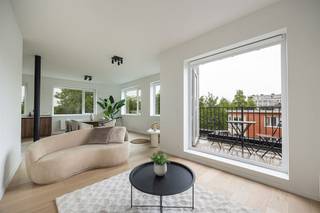 <p><span> </span></p><p><span>Op zoek naar een appartement waar licht, rust en een hoogwaardige afwerking centraal staan? Dan zit je hier helemaal goed. Dit stijlvolle nieuwbouwappartement op de derde verdieping combineert een warme, moderne uitstraling met een royale leefruimte, een gezellig terras en een toplocatie in de groene Pulhofwijk.  Garage of autostaanplaats optioneel aan te kopen.</span></p><p><span> </span></p><p><span>Ruimte, licht &amp; een warme afwerking</span></p><p><span>Via de inkomhal op prachtige lichte vloer stap je meteen binnen in de indrukwekkende leefruimte, waar de grote raampartijen aan drie zijden zorgen voor een overvloed aan natuurlijk licht en mooie zichten op het groen rondom. De leefruimte heeft een open, luchtig gevoel dankzij de hoge plafonds en de slimme indeling. Er is meer dan voldoende plaats voor een gezellige zithoek en een grote eettafel. De zwarte stalen steunpilaar geeft het geheel bovendien een subtiele lofttoets.</span></p><p><span>Aansluitend vind je de volledig geïnstalleerde open keuken in warme houtlook, strak afgewerkt met een licht werkblad en kwaliteitsvolle toestellen: inductiekookplaat, dampkap, oven, koelkast, diepvries, vaatwasser en spoelbak. Dankzij de vele ramen kook je hier altijd in natuurlijk daglicht.</span></p><p><span>Via de dubbele deur stap je het gezellige terras op, waar je heerlijk buiten kunt zitten met zicht over de omliggende daken en bomen. Een perfecte plek voor een koffie in de ochtendzon of een apero na het werk.</span></p><p><span> </span></p><p><span>Rustige slaapkamer &amp; stijlvolle badkamer</span></p><p><span>De slaapkamer bevindt zich apart van de leefruimte en kijkt uit op het groen, wat zorgt voor een heerlijk rustig gevoel. Dankzij de grote ramen komt ook hier veel licht binnen.</span></p><p><span>De badkamer werd luxueus afgewerkt met grote beige marmerlooktegels en warme houtaccenten. Je hebt hier douche met glazen wand, een modern lavabomeubel, toilet én aansluiting voor een wasmachine. Alles straalt rust, kwaliteit en tijdloze elegantie uit.</span></p><p><span> </span></p><p><span>Groen wonen op toplocatie in Berchem</span></p><p><span>Je woont hier in de gegeerde Pulhofwijk: een rustige, groene buurt vlakbij alles wat je nodig hebt. Winkels, supermarkten, openbaar vervoer en belangrijke invalswegen liggen op een steenworp. Ook sportclubs, scholen en gezellige horeca zijn vlakbij. Dankzij de vlotte verbindingen ben je bovendien snel in Antwerpen centrum of op de Ring.</span></p><p><span> </span></p><p><span>Maatregelenregister: in aanvraag</span></p><p><span> </span></p><p><span> </span></p><p><span> </span></p>