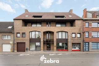 Op zoek naar een centraal gelegen pand met tal van mogelijkheden? Welkom in de Stationstraat 7 te Tielt – een bruisende locatie op wandelafstand van het station, winkels, horeca en andere voorzieningen.<br /><br />Dit gelijkvloers handelspand, waar vroeger de AXA/Crelan-bank gevestigd was, biedt een waaier aan invullingen. Of je nu ondernemer bent op zoek naar een praktijk- of kantoorruimte, of eerder droomt van een gelijkvloers appartement met zicht op een stadstuintje.<br /><br />Via de inkomhal aan de straatzijde stap je binnen in de voormalige bankruimte, een heldere en uitnodigende ontvangstruimte. Hierachter vind je een aparte bureauruimte die vlot doorloopt naar een tweede werkruimte, de grote raampartijen zorgen voor overvloedig natuurlijk licht én zicht op het achterliggende terras. Daarnaast is het eenvoudig mogelijk om van de ruimtes één geheel te maken. <br /><br />Het pand beschikt bovendien over twee toegangen:<br />- Een rechtstreekse buitendeur naast het raam aan de voorgevel, waardoor klanten of bezoekers rechtstreeks vanop straat toegang hebben tot het pand.<br />- Een tweede toegang via de gemeenschappelijke inkomhal binnen het gebouw.<br /><br />Verder beschikt het pand over een berging, een toilet en een praktische kelder. <br /><br />Tot slot heeft dit eigendom een centrale verwarming op aardgas, geen renovatieplicht, dubbele beglazing, centrale ligging in Tielt – perfecte zichtbaarheid en bereikbaarheid en is het veelzijdig inzetbaar: zowel als handelspand als woonst (mits de nodige aanpassingen).<br /><br />Bestuursmaatregelen in het maatregelenregister: nee<br /><br /><strong>Ook wild geworden van deze thuis?<br />Twijfel niet langer en leg vandaag nog uw bezoek vast!</strong>