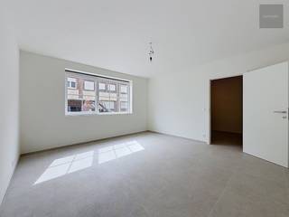 Wie zoekt naar een ruime en volledig vernieuwde woning in een gezellig centrum maakt nu beter direct een afspraak.<br />Dit huis is prima gelegen op 300m van de kerk van Wielsbeke, met alle centrumfaciliteiten op wandelafstand, maar toch in een eerder rustige woonstraat.<br />De eigendom werd dit jaar van kop tot teen vernieuwd met een EPC A-label tot gevolg.<br />Door zijn vele extra ruimte is de woning ook zeer geschikt voor vrij beroep of kleine zelfstandige<br /><br />Indeling :
<ul>
<li>ruime inkomhal</li>
<li>bureel of gelijkvloerse slaapkamer</li>
<li>gastentoilet</li>
<li>nieuw ingerichte keuken </li>
<li>leefruimte met schuifraam naar de tuin</li>
<li>droge kelder</li>
<li>vier ruime slaapkamers</li>
<li>nieuw ingerichte badkamer met ligbad, inloopdouche, dubbel lavabomeubel en hangtoilet</li>
<li>wasplaats</li>
<li>geïsoleerde zolder</li>
<li>ruime garage voor 2 à 3 wagens (met doorgang naar de tuin)</li>
<li>gemetst bijgebouw van 4m bij 12m</li>
<li>groot terras</li>
<li>omheinde tuin</li>
</ul>
Troeven :<br />- topligging<br />- 12 zonnepanelen<br />- compleet vernieuwd en geschilderd<br />- veel extra ruimte (kelder, zolder, bijgebouw, ...)<br />- bewoonbare oppervlakte 275m²<br /><br />Maak vandaag nog uw afspraak om de kwaliteiten en de mogelijkheden te ontdekken!