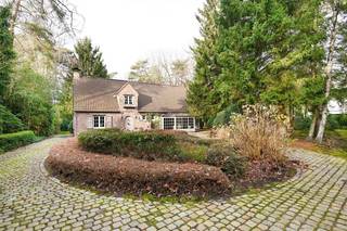 Karaktervolle villa op mooi perceel van ca. 5.300 m² in KapellenbosOp een rustige en residentiële locatie in Kapellen, langs de...
