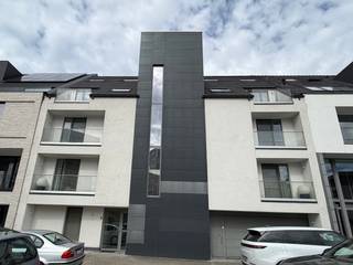 Genk, Bochtlaan 31 bus 31 - Prachtig duplexappartement met 2 slaapkamers, 2 badkamers, een overdekt terras, een balkon en 1 autostaanplaats.<br /><br />Bochtlaan 31 is direct gelegen aan de rand van het stadscentrum van Genk. <br />Dit verzorgde appartement biedt een bewoonbare oppervlakte van ca. 117 m² en is verdeeld over de derde en vierde verdieping. Dankzij de ruime indeling, de twee slaapkamers, twee badkamers en de terrassen is dit appartement ideaal voor wie comfortabel, centraal en rustig wil wonen.<br /><br />Derde verdieping
<ul>
<li>Inkomhal</li>
<li>Gastentoilet</li>
<li>Woonkamer</li>
<li>Keuken met koelkast, diepvries, ingebouwde inductiekookplaat, elektrische oven, vaatwasmachine en microgolfoven van Siemens </li>
<li>Wasplaats</li>
</ul>
<br />Vierde verdieping
<ul>
<li>Hal</li>
<li>Berging / technische ruimte</li>
<li>Toilet</li>
<li>Slaapkamer 1</li>
<li>Badkamer 1 met ligbad, douche en badkamermeubel met 2 lavabo's</li>
<li>Slaapkamer 2</li>
<li>Badkamer 2 met douche en badkamermeubel met 1 lavabo</li>
</ul>
<br />Extra troeven
<ul>
<li>Zuidgericht terras van ca. 10 m², grenzend aan de woonkamer</li>
<li>Balkon aan de keuken van ca. 6 m²</li>
<li>Kelderberging</li>
<li>Autostaanplaats </li>
</ul>
Een ruim en verzorgd appartement op een absolute toplocatie in Genk, waar rustig wonen en comfort perfect samenkomen.<br /><br />Interesse in dit appartement? Neem dan snel contact op met Jurimex op 089/308.700 of via info@jurimex.be voor meer informatie of een bezichtiging.<br />