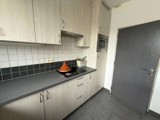 Beste<br />Om u kandidaat te stellen als huurder, verzoeken we via onderstaande link in te loggen, druk op de rode knop "Bezoek aanvragen" en vul uw <br />huurprofiel zo volledig en correct mogelijk in. Dit kan enkel met een laptop of tablet.<br />Indien dit niet werkt via de site immo Albert je bezoek aanvragen kan je hulp inschakelen: <br />support@rentio. be is een live chat of telefonisch +32 15 102 001<br /><br />https://albert.immo/listing/7860894 <br /><br />Je wordt dan uitgenodigd voor de 2 vaste bezoekmomenten. <br />Indien vragen contact opnemen via mail, niet telefonisch. <br />lieke@albert.immo<br />Bij Albert kom je thuis!<br />Het energiezuinige appartement is gelegen in een rustige wijk in Essen, op slechts een steenworp afstand van de Nederlandse grens, dicht bij winkels, scholen en horeca.<br />Huurprijs : 975€/maand + 65€ vaste kosten per maand <br />•Indeling: <br />- Inkomhal met gastentoilet <br />- 2 slaapkamers <br />- Badkamer met douche <br />- Ruime woonkamer met eetkamer <br />- Ruim terras toegankelijk vanuit de woonkamer via groot schuifraam<br />- Open geïnstalleerde keuken - Keuken voorzien van vaatwasser, keramische kookplaat, dampkap en microgolfoven A<br />- Berging/wasplaats<br />- Ruime ondergrondse berging<br />•Bijzonderheden:<br />- Lift <br />- Gemeenschappelijke tuin achter de garages