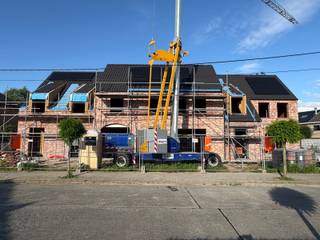 <p>Nieuwbouw met warmtepompen REEDS IN OPBOUW!</p>
<p>Deze woningen kunnen aangekocht worden aan 6% BTW als enige eigen woning of voor 15 jaar verhuur.</p>
<p>Binnenkort uw nieuwe energiezuinige thuis in een rustige straat in Maldegem maken? Mis deze kans niet! OPLEVERING EIND 2026!<br />Van deze 3 nieuwbouwwoningen wordt binnenkort gestart met de binnenafwerking. Hierbij kiest u volledig zelf nog de keuken, badkamer, vloeren, binnendeuren, …</p>
<p>De woningen zijn bijzonder degelik opgebouwd met betonnen tussenverdieping én 2 betonnen trappen. Ze scoren zeer goed qua energiezuinigheid dankzij de WARMTEPOMPEN met vloerverwarming, ZONNEPANELEN, superisolerende beglazing, vloer- muur- en dakisolatie, ventilatie type D,… Daarnaast zijn 2 regenwaterputten van elk 7500L voorzien.</p>
<p>De woningen zijn gelegen vlakbij centrum Maldegem. Daarnaast is er een vlotte verbinding met Antwerpen via de N49 en met het binnenland via de E40 te Aalter.</p>
<p>Contacteer Bonne Vastgoed 7 op 7 voor meer info via 050/73.73.73 of info@bonnevastgoed.be</p>