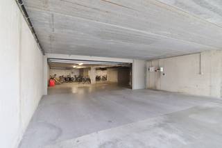 Op zoek naar een zorgeloze investering of een praktische parkeeroplossing in het centrum van Beveren?<br /><br />Deze ondergrondse autostaanplaats combineert een uitstekende ligging met een onmiddellijk rendement. De parking bevindt zich in de ondergrondse garage van Residentie Prosper Park, gelegen in de Prosper Van Raemdonckstraat, op wandelafstand van het winkeldorp van Beveren.<br /><br />De autostaanplaats is zowel interessant voor investeerders die hun portefeuille willen uitbreiden als voor particulieren die op zoek zijn naar een eigen parkeerplaats in het centrum.<br /><br />Voor meer informatie of een bezoek ter plaatse kunt u ons contacteren via verkoop@homevast.be of telefonisch op 03 344 77 44.