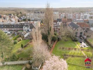 Ben je op zoek naar een ruime woning met karakter, een grote stadstuin en extra werk- of hobbyruimte in Aalst? Gevonden!Deze eigendom is ideaal voor...