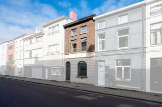 <p>Deze ruime woning beschikt over vier slaapkamers, een gezellige tuin en heel wat natuurlijke lichtinval. Dankzij de praktische indeling en de ruime kamers is dit een ideale gezinswoning.<br /><br />Via de inkomhal bereik je zowel de woonkamer als de keuken. De keuken beschikt over voldoende werk- en bergruimte. De woonkamer is ruim en geniet van veel natuurlijk licht. Verder bevindt zich op het gelijkvloers de ruime badkamer.<br /><br />Op de eerste verdieping zijn er twee ruime slaapkamers. Ook de tweede verdieping beschikt over twee volwaardige slaapkamers.<br />De verzorgde tuin is een absolute troef en vormt een leuke plek om gezellig buiten te zitten en te genieten van de zonnige dagen.<br /><br />De woning beschikt over EPC-label D en valt hierdoor niet onder de renovatieverplichting.<br /><br />Beschikbaar bij akte!<br /><br />Contacteer Top Vastgoed voor een bezoek op 0475 700 700!</p>