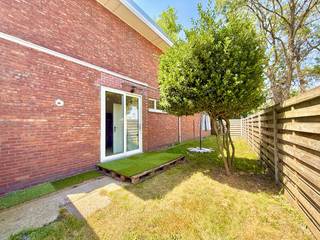 MAIL NAAR CHADIA@WIJSVASTGOED.BE VOOR EEN BEZOEKAANVRAAG - TELEFONISCH WORDEN ER GEEN BEZOEKEN INGEPLAND !<br />Bent u op zoek naar een instapklare woning met veel ruimte en een centrale ligging? Dan is deze woning een goede keuze ! Dit pand bevindt zich in Kerkbrugge-Langerbrugge (Evergem) op slechts enkele minuten van Gent. Dankzij de vlotte verbinding met de invalswegen geniet u van een uitstekende bereikbaarheid richting Gent. Winkels, scholen, openbaar vervoer en recreatiemogelijkheden bevinden zich in de nabije omgeving, terwijl ook fietsers profiteren van een uitgebreid fietsnetwerk. De woning biedt een verrassend ruim woonvolume met een lichtrijke leefruimte, een stijlvolle nieuwe keuken en een moderne badkamer (bad en douche). Dankzij de drie volwaardige slaapkamers, een extra polyvalente ruimte op het gelijkvloers die perfect kan dienen als bureau, speelkamer of hobbyruimte, en twee toiletten (één op het gelijkvloers en één op de verdieping) is dit de ideale thuis voor gezinnen of wie graag ruim woont. Op vlak van comfort scoort deze woning eveneens uitstekend dankzij de combinatie van een gezellige pelletkachel en een energiezuinig warmtepompsysteem dat zowel kan verwarmen als koelen.<br />Buiten beschikt u over een ruime oprit met voldoende parkeergelegenheid en een aparte garage, wat zorgt voor extra comfort en opbergruimte.<br /><br />Indeling: inkom, kelder, leefruimte, eetplaats met open geïnstalleerde keuken, multifunctionele ruimte, hal, apart toilet, badkamer met bad en inloopdouche. <br />1ste verdieping: nachthal, badkamer 2 met toilet en 3 slaapkamers.<br />+ de tuin met carport, apart garage en ruime oprit. <br /><br />Meer info of een bezoek? MAIL naar chadia@wijsvastgoed.be voor een bezoek!