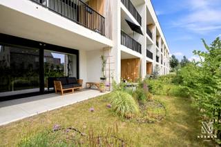 Instapklaar recent gelijkvloers appartement met 1 slaapkamer, tuin en ondergrondse staanplaats te koop in Harelbeke. Het appartement is volledig opgeschilderd.<br /><br />Bij het betreden van het appartement kom je in de inkomhal. Van hieruit bereik je de lichtrijke en ruime leefruimte, die dankzij de grote raampartijen een prachtig zicht biedt op het terras en de tuin. Aansluitend bevindt zich de open, volledig uitgeruste keuken, voorzien van alle nodige toestellen.<br /><br />Naast de keuken is er een ruime berging met aansluiting en plaats voor een wasmachine en droogkast. Verder beschikt het appartement over een badkamer met douche en lavabo, evenals een apart gastentoilet.<br /><br />De ruime slaapkamer is voorzien van ingemaakte kasten, wat zorgt voor extra opbergruimte en comfort.<br /><br />Buiten geniet je van een gezellig terras en een aangename privétuin, ideaal om in alle rust te ontspannen. Daarnaast is er nog een handige buitenberging aanwezig.<br /><br />Als extra troeven beschikt dit appartement over een ondergrondse staanplaats en een privatieve kelderberging.<br /><br />Voor meer info of een bezoek contacteer Amber op 0470 11 17 12