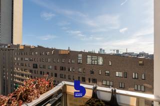 De straat oversteken en genieten van shoppen?<br />De straat oversteken en genieten van de zee?<br />De straat oversteken en kunnen kiezen welke terras je het leukst vindt?<br /><br />Allemaal mogelijk en dit gecombineerd met een zicht op Oostende!<br />Welkom in de Van Iseghemlaan.<br />We hebben hier een instapklaar appartement dat recent werd gerenoveerd.<br /><br />Wanneer we de gang van het appartement binnenkomen kunnen we langs de ene kant kiezen voor de lichtrijke moderne leefruimte.<br />Aanpalend hebben we de open keuken waar koken en afwassen een plezier wordt met het zicht over Oostende.<br /><br />Langs de andere kant van de gang hebben we nog 2 mooie slaapkamers, een badkamer en een aparte wc.<br />Als kers op de taart beschikt dit appartement over een terras voor en een terras achteraan en een aparte kelderberging.<br />Ook de sportievelingen kunnen de fiets plaatsen in de fietsenberging.<br /><br />In najaar 2026 ondergaat deze residentie een gevelrenovatie. Meer info op eenvoudig verzoek.