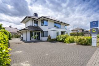 Cet immeuble de bureaux moderne situé à Gullegem, d'une superficie totale de 257 m² répartis sur deux étages, offre une opportunité intéressante...