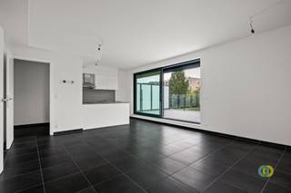 <p><span>Op de eerste verdieping van een recent gebouw met lift bevindt zich dit instapklare appartement, ideaal voor een alleenstaande of een startend koppel.<br />De absolute troef van het appartement is het ruime, zuidwest georiënteerde terras (19m²) gelegen aan de achterzijde, bereikbaar vanuit de woonkamer en de open keuken. Hier geniet je in alle rust van de namiddag- en avondzon. Voor extra comfort is het schuifraam aan de woonkamer uitgerust met elektrische rolluiken.<br />De twee slaapkamers zijn compact, maar lichtrijk. De tweede kamer leent zich perfect als bureau of hobbyruimte voor wie regelmatig van thuis uit werkt. Verder beschikt het appartement over een praktische berging met aansluiting voor een wasmachine en droogkast, alsook een kelder. De ligging is bovendien uitstekend: openbaar vervoer bevindt zich vlak voor de deur en zowel de Brusselse Ring als de invalswegen naar Brussel zijn in minder dan vijf minuten bereikbaar. Indien gewenst kan er in de ondergrondse garage een staanplaats bij gehuurd worden. <br />Onmiddellijk beschikbaar.<br />Provisie lasten: 100€/maand (gemeenschappelijke kosten).</span></p>