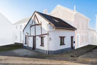 Idéalement située à proximité des facilités et des axes routiers, dans un cadre vert et campagnard, cette charmante maison 1 CH vous séduira par...