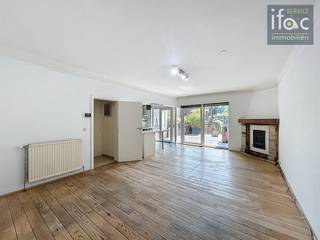 Aangenaam duplex appartement, met 3 slaapkamers, garage, ruim terras en Leuke tuin! Omgekeerde duplex met op 1ste verdieping: Ruime en mooi...