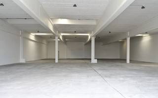 Magazijn van 1610m² met inpandig kanoor 40m² te huur in de industriezone van MalleVOORZIENINGENAutomatische sectionaalpoort met aparte ingangLED...