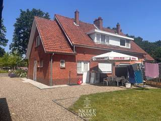 Deze te renoveren halfvrijstaande woning is een ideaal project voor wie zelf erg handig is en zich dit praktisch ingedeelde huis kan omtoveren tot een gezellige gezinswoning. De indeling met drie slaapkamers, kelder en een vrijstaande garage is de ideale basis voor een mooie thuis!<br /><br />=> Ligging<br />Gelegen aan de Pater Coninxlaan woon je in een rustige en aangename woonomgeving, op korte afstand van het bruisende centrum van Bree. Winkels, scholen, horeca, sport- en recreatiefaciliteiten bevinden zich vlakbij. Dankzij de vlotte verbinding naar de omliggende gemeenten geniet je hier van een ideale combinatie van rustig wonen en een uitstekende bereikbaarheid.<br /><br />=> Gelijkvloers:<br />- Inkomhal met trap naar verdieping<br />- Woonkamer<br />- Keuken<br />- Toilet<br />- Berging<br />- Badkamer/wasplaats<br /><br />=> Verdieping<br />- Overloop<br />- Drie slaapkamers<br />- Berging/zolderkamertje<br /><br />=> Kelder<br />- Voorraadruimte