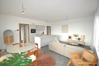 Energiezuinig nieuwbouwappartement gelegen op een absolute toplocatie, rustig gelegen aan het parkgebied Oude God en op wandelafstand van de Statielei, bestaande uit: inkomhal met apart toilet en handenwasser; ruimte voor vestiaire; leefruimte met veel lichtinval, grenzend aan een zonnig, ruim terras; volledig ingerichte open keuken; handige bijkeuken met aansluiting voor wasmachine; 3 slaapkamers, badkamer voorzien van dubbel lavabomeubel en ligbad en extra douchekamer. Gemeenschappelijke fietsenstalling en mogelijkheid tot aankoop van ondergrondse autostaanplaats en kelder. Prachtig appartement voorzien van alle modern comfort (ventilatiesysteem type D, individuele zonnepanelen, vloerverwarming, kamerhoge ramen, plafonds van 2,8 meter hoog, ...). De appartementen zijn beschikbaar bij akte. Verkoop onder BTW-stelsel. Op onze website kan u ook het aanbod van fase 2 vinden in dit project! <br />