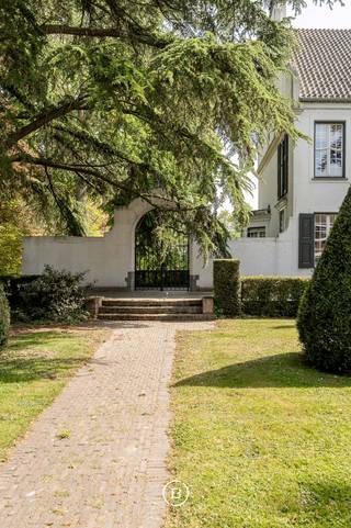 In hartje Esen vinden we deze unieke en karaktervolle eigendom terug. Deze voormalige notariswoning, ontworpen door architect Degeyter, straalt karakter en klasse uit. Ideaal voor wie op zoek is naar een authentieke woning met de mogelijkheid tot een extra professionele invulling.<br /><br />Binnen word je verwelkomd door een inkomhal, een volledig gerenoveerde keuken (2010), een dubbele leefruimte, een gezellige bibliotheek en uiteraard het voormalige notariskantoor. Op de eerste verdieping bevinden zich vijf ruime slaapkamers en twee badkamers, waardoor deze woning ook ideaal is voor grotere gezinnen. Daarbovenop is er een bijzonder ruime zolderverdieping.<br /><br />Buiten wacht een magnifieke en perfect aangelegde tuin die je meteen tot rust brengt.<br />Een extra troef is de aanwezige orangerie, die mits wat liefde en visie kan worden omgevormd tot een uniek bijgebouw.<br /><br />Alsof dat nog niet genoeg is, biedt deze eigendom ook de mogelijkheid om tot 2,16 hectare aanpalend woonuitbreidingsgebied bij te kopen. Een opportuniteit voor wie op zoek is naar extra ruimte of toekomstgerichte investeringsmogelijkheden.<br /><br />Kortom, deze eigendom is een ideale keuze voor wie op zoek is naar ruimte, authenticiteit en rust.