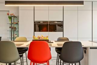 Bent u op zoek naar een ruime, instapklare woning met veel licht, comfort én de mogelijkheid om wonen en werken te combineren? Deze karaktervolle eigendom in het bruisende hart van Ingelmunster biedt u een uitzonderlijke combinatie van een hoogwaardige woonst en een praktisch ingerichte handelsruimte. Gelegen in de Oostrozebekestraat geniet u bovendien van een uitstekende bereikbaarheid en een centrale ligging.<br /><br /><br />Indeling van de woning: <br />- lichtrijke en ruime leefruimtes<br />- moderne keuken, afgewerkt met hoogwaardige toestellen en een wijnfrigo<br />- 3 volwaardige slaapkamers<br />- aparte bureauruimte<br />- zolderruimte met extra mogelijkheden<br />- ruim terras<br /><br />De handelsruimte: een extra troef<br />- ca. 112 m² bruikbare vloeroppervlakte<br />- momenteel ingericht als dagbladhandel en broodjeszaak<br />- apart sanitair<br />- bureauruimte<br />- koelvoorzieningen<br /><br />Extra kenmerken: <br />- zonnepanelen en een zeer gunstig EPC<br />- vloerverwarming en airconditioning (lucht/lucht verwarming)<br />- commercieel gunstige ligging in Ingelmunster<br /><br />De handelsruimte biedt tal van mogelijkheden voor wie een eigen zaak wil uitbaten, een kantoor nodig heeft of wonen en werken op één locatie wil combineren. De overname van het handelsfonds van de huidige dagbladhandel en broodjeszaak is bespreekbaar.<br /><br />Bent u op zoek naar een ruime woning met als extra troef een ruime handelsruimte in het centrum van Ingelmunster? Aarzel dan niet om ons te contacteren.