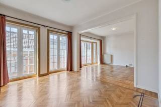 Dit appartement op de tweede verdieping beschikt over een bewoonbare oppervlakte van 150 m². Het pand kent de volgende indeling:<br />- inkomhal met gastentoilet<br />- lichtrijke leefruimte met parketvloer<br />- keuken voorzien van microgolfoven, frigo, spoelbak en veel opbergruimte<br />- 3 zeer ruime kamers<br />- badkamer met ligbad en lavabo<br />- gezellig terras met zicht op de gemeenschappelijke binnentuin<br /><br />Extra: <br />- aankoop garagebox tegen een vaste prijs van €20.000<br /><br />Het appartement bevindt zich nabij de grote markt, het station en winkels. Ideaal als investering of voor eigen bewoning.<br /><br />Wenst u meer info over dit appartement of wenst u een bezoek ter plaatse? Contacteer Cléo Derekx (0472 18 39 96 - cleo.derekx@dewaele.com)<br /><br />Bestuursmaatregelen in het maatregelenregister: nee