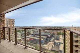 <p>Geniet van uw oude dag in alle comfort, rust en gezelligheid in de moderne residentie O'Sea Beach te Oostende, een recent gebouw uit 2022!</p>
<p>Deze prachtige assistentiewoning op de 14e verdieping verkeert in absolute topstaat. Het appartement werd recent volledig herschilderd en de parketvloer werd beschermd met stijlvolle vinyltegels.</p>
<p>De lichtrijke leefruimte met open keuken biedt toegang tot het ruime, zuidgerichte terras. Hier geniet u van een adembenemend open zicht over het hinterland en een prachtig zijdelings zeezicht. Een absolute meerwaarde!</p>
<p>Verder beschikt het appartement over een ruime slaapkamer, een praktisch ingerichte badkamer, een centrale hal en een handige berging naast de keuken.</p>
<p>Zelfstandig en zorgeloos wonen in een warme seniorengemeenschap! De residentie beschikt over een gemeenschappelijk dakterras, een gezellige ontmoetingsruimte en een afvallokaal. Regelmatig worden activiteiten georganiseerd, ideaal om sociale contacten te onderhouden. Bovendien is er meerdere keren per week een woonassistent aanwezig voor begeleiding en ondersteuning.</p>
<p>Een unieke kans om te genieten van uw oude dag in een recente residentie, met alle comfort, sociale verbondenheid en een fenomenaal uitzicht!</p>