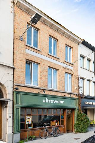 In het geliefde Overleie, op wandelafstand van het centrum van Kortrijk, vinden we dit karaktervolle gesloten pand dat jarenlang dienst...