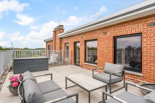 Dit recent stijvol gerenoveerde penthouse appartement is gelegen op de zevende en hoogste verdieping van een gebouw gelegen aan de Leuvense stadsring. Zowel aan de leefruimte als aan de slaapkamer kan je genieten van een aansluitend terras met een fenomenaal zicht over zowel Leuven als Heverlee. Gegarandeerd ofwel een plekje in de zon of in de schaduw. Verder hebben we een lichtvolle leefruimte met open volleidg geïnstalleerde praktische keuken die aangenaam en gezellig aanvoelt. De slaapkamer heeft een ensuite badkamer.<br />Op wandelafstand van bus- en treinstation (Leuven en Heverlee). Grootwarenhuis op een boogscheut.<br />Elektriciteit conform. Asbestveilig.<br />Ideaal als thuisbasis voor studerende kinderen of 1e aankoop! <br />Bijkomende info (EPC, bodemattest, elektriciteitsattest, enz...) kan U hier downloaden ↓<br /><u><strong><span>Boek je bezoek snel en efficiënt via de online agenda "bezoekmoment kiezen" (naast mijn foto).</span></strong></u>
