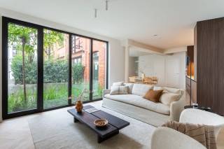 Project Marnix is een kleinschalig en eigentijds nieuwbouwproject in de Lambermontstraat, met vijf luxueuze appartementen aan de voorzijde en drie stijlvolle stadswoningen aan de achterzijde. Van deze drie woningen is er momenteel nog één beschikbaar. Hier woont u aan de voet van de Marnixplaats, in het hart van ’t Zuid. Talrijke hotspots, zoals het KMSKA, sfeervolle restaurants en trendy cafés, bevinden zich op wandelafstand. Dankzij de vlotte verbinding met het stadscentrum en de belangrijkste invalswegen combineert u hier stedelijke levendigheid met optimaal wooncomfort en bereikbaarheid.<br /><br />Deze woning combineert hedendaags wooncomfort met een aangename, rustige sfeer. Dankzij het BEN-label geniet u van een energiezuinige woning, afgewerkt met kwalitatieve materialen en met oog voor zowel esthetiek als functionaliteit.<br />Op het gelijkvloers bevindt zich een lichtrijke leefruimte met open keuken. De keuken werd ontworpen met bijzonder veel aandacht voor gebruiksgemak en beschikt over heel wat praktische opbergruimte. Aansluitend is er een aparte berging, ideaal voor extra voorraad en uitgerust met aansluitingen voor wasmachine en droogkast.<br /><br />Op de eerste verdieping bevindt zich de masterbedroom, die ook voldoende ruimte biedt voor een dressing. Vanuit de slaapkamer heeft u rechtstreeks toegang tot het ruime terras, een aangename plek om in alle rust te genieten van de buitenlucht. Daarnaast beschikt de verdieping over een tweede volwaardige slaapkamer, waardoor de woning zich uitstekend leent als gezinswoning of als comfortabele stadswoning voor wie extra ruimte waardeert. De stijlvolle badkamer vormt een harmonieus geheel met de hedendaagse uitstraling van de woning en is uitgerust met een dubbele wastafel en een ruime inloopdouche. <br /><br />Bewoners kunnen bovendien gebruikmaken van een gemeenschappelijke fietsenberging. Wie extra bergruimte wenst, heeft de mogelijkheid om een private kelderberging aan te kopen.<br /><br />Aankoop onder registratiestelsel.<br /><br />Interesse?<br />Contacteer LISTED voor een bezoek: +32 3 283 51 51.