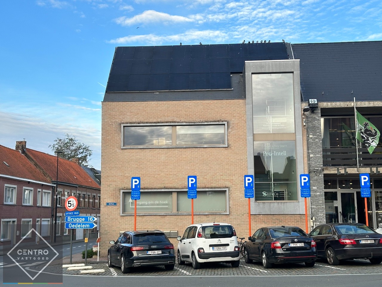 VOLLEDIG VERNIEUWDE en instapklare KANTOORRUIMTE op gelijkvloers (± 55m²)  met UITSTRALING op de markt van Knesselare! Ruime parkeergelegenheid langs de openbare weg. - foto 4