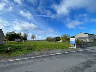 In Denderwindeke, gekend om zijn landelijke omgeving met uitstekende verbindingen, kan u dit mooi perceel bouwgrond met een oppervlakte van 9a...