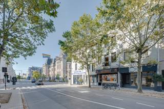 Located in Antwerp South, this mixed-use investment property combines a ground-floor commercial unit with a spacious residence above. The commercial unit of approximately 64 m² benefits from good street visibility and is currently rented. According to the EPC, the residential part offers approximately 205 m² and includes a bright living area, kitchen, bathroom, four bedrooms and an attic. The combination of commercial and residential rental use makes this property an attractive option for investors looking for a mixed-use building in a strong urban location. The residential part has EPC label D (322 kWh/m²/year), while the commercial unit has EPC label F. The property is currently fully rented. Asking price: €630,000. Contact BROCOR for further information or to arrange a viewing.
