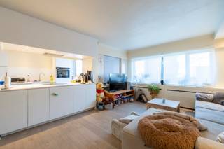 <p>Interesse in dit pand? Neem voor bijkomende informatie of het maken van een afspraak rechtstreeks contact op met Benjamin Tang via <strong>+32 495 56 50 74</strong> of <strong>benjamin.tang@copandi.be</strong>.</p><p>Aan de Deuzeldlaan in Schoten bevindt zich dit aangename en instapklare gelijkvloerse appartement, gelegen in een rustige residentiële omgeving op wandelafstand van het Bouckenborghpark en het Cogelspark. Met een bewoonbare oppervlakte van maar liefst 95 m², twee ruime slaapkamers en een uitzonderlijk groot terras van 40 m² combineert dit appartement een praktische indeling met een aangenaam wooncomfort. Dankzij de gelijkvloerse ligging is dit de ideale woning voor wie op zoek is naar comfortabel wonen.<br />Bij het binnenkomen word je verwelkomd in een ruime inkomhal die toegang biedt tot de verschillende vertrekken van het appartement. De praktische indeling zorgt voor een logische verbinding tussen de leefruimtes en het slaapgedeelte, waardoor het geheel ruim en overzichtelijk aanvoelt.</p><p>De aangename leefruimte vormt het centrale hart van het appartement en biedt ruim voldoende plaats voor zowel een comfortabele zithoek als een volwaardige eetplaats. Hier creëer je moeiteloos een gezellige plek om tot rust te komen na een drukke dag of om familie en vrienden te ontvangen. Dankzij de ruime oppervlakte zijn er verschillende mogelijkheden om de leefruimte volledig naar eigen smaak in te richten.</p><p>Het appartement beschikt over twee volwaardige slaapkamers die heel wat mogelijkheden bieden. De grootste slaapkamer leent zich uitstekend voor een comfortabel tweepersoonsbed en een ruime kastenopstelling. De tweede slaapkamer kan perfect worden ingericht als kinder-, logeer- of werkkamer, afhankelijk van je persoonlijke woonbehoeften. Hierdoor is het appartement bijzonder geschikt voor zowel alleenstaanden als koppels of een klein gezin.</p><p>De badkamer is functioneel ingericht en sluit mooi aan bij het algemene comfort van de woning. Dankzij de praktische indeling en de instapklare staat geniet je hier van een aangename woonomgeving zonder dat er onmiddellijk bijkomende werken nodig zijn.<br />Een absolute troef van dit appartement is het uitzonderlijk ruime terras van maar liefst 40 m². Deze royale buitenruimte biedt tal van mogelijkheden om optimaal van het buitenleven te genieten. Zo is er voldoende plaats voor een gezellige loungeset, een ruime buitentafel of een groene inrichting met planten en bloemen. Of je nu graag buiten ontbijt, geniet van een rustige namiddag of vrienden uitnodigt voor een gezellige avond, dit terras vormt een heerlijke uitbreiding van je leefruimte.</p><p>Ook de ligging is een belangrijke meerwaarde. De Deuzeldlaan bevindt zich in een aangename residentiële omgeving, met het Bouckenborghpark en het Cogelspark op wandelafstand. Deze groene plekken bieden volop mogelijkheden voor een ontspannende wandeling of een moment in de buitenlucht. Daarnaast bevinden winkels, scholen en openbaar vervoer zich op wandel- of fietsafstand. Dankzij de vlotte verbindingen richting Antwerpen en de belangrijkste invalswegen geniet je hier van een uitstekende combinatie van rust en bereikbaarheid.</p><p>De combinatie van de gelijkvloerse ligging, de ruime bewoonbare oppervlakte, twee volwaardige slaapkamers en het uitzonderlijke terras van 40 m² maakt dit appartement bijzonder interessant voor wie op zoek is naar een comfortabele en instapklare woning in Schoten.</p>