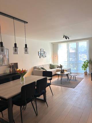 Instapklaar gelijkvloers appartement met tuin inclusief private parking in Wilrijk<br /><br />Dit verzorgde gelijkvloers appartement is gelegen aan de Doornstraat 142 in Wilrijk en combineert een rustige ligging met een uitstekende bereikbaarheid. Op wandelafstand bevinden zich het Steytelinckpark en Park van Eden. Winkels, scholen, horeca en openbaar vervoer liggen in de directe omgeving. De bushalte bevindt zich op ongeveer 30 meter en via de A12, E19 en de Antwerpse Ring bent u vlot onderweg.<br /><br />Indeling<br />Het appartement heeft een oppervlakte van 100 m² en bestaat uit:<br />Gemeenschappelijke inkomhal<br />Lichtrijke leefruimte<br />Open keuken met keukeneiland, combi-oven/microgolf, aparte stoomoven en veel kastruimte<br />Aparte berging met aansluiting voor wasmachine en droogkast<br />2 slaapkamers, beide met toegang tot de tuin<br />Badkamer met inloopdouche<br />Apart gastentoilet<br />Private, droge kelder.<br /><br />Buitenruimte<br />De onderhoudsvriendelijke tuin is bereikbaar vanuit beide slaapkamers en beschikt over een elektrische zonnewering en een waterton.<br />Afgesloten parking met automatische poort<br />1 private autostaanplaats<br />Gemeenschappelijke, overdekte fietsenstalling<br /><br />Comfort<br />Elektrische rolluiken aan alle ramen<br />Hoogrendementsbeglazing<br />Centrale verwarming op aardgas met condenserende ketel<br />Nieuwe boiler (2024)<br />Digitale gas- en elektriciteitsmeter<br /><br />Ligging<br />Op wandelafstand van Steytelinckpark en Park van Eden<br />Winkels en horeca in de buurt<br />Bushalte op 30 meter<br />Bist op 500 meter<br />Vlotte verbinding naar Antwerpen-centrum, A12, E19 en de Antwerpse Ring<br /><br />Praktische informatie<br />Adres: Doornstraat 142, 2610 Wilrijk<br />Bouwjaar: 1960<br />Renovatie: 2006<br />EPC: Label C – 216 kWh/m²/jaar<br />Kadastraal inkomen: €808<br />Gemeenschappelijke kosten: €50/maand