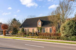 Deze sfeervolle woning op een perceel van 20 are met een prachtige, groene tuin biedt een unieke combinatie van ruimte, rust en tal van...