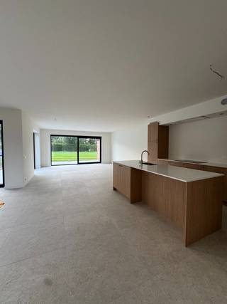 In het rustige en aangename Klein Sinaai (Stekene) bevindt zich deze zeer ruime en moderne nieuwbouwwoning, die volledig wordt afgewerkt met oog voor comfort, kwaliteit en energiezuinigheid.<br />Bij het binnenkomen beschikt de woning over een ruime inkomhal met een apart toilet en een afzonderlijke bureauruimte, ideaal voor wie van thuis uit werkt. Vanuit de inkomhal komt u in de ruime leefruimte, waar de woonkamer mooi aansluit op de moderne open keuken. De keuken is volledig uitgerust en vormt samen met de leefruimte een aangename, lichtrijke plek om te wonen en te genieten.<br />Daarnaast beschikt de woning over een bijzonder ruime berging, voorzien van een aansluiting voor de wasmachine en voldoende plaats voor extra opslag.<br />Op de bovenverdieping bevinden zich drie mooie slaapkamers, een ruime badkamer met zowel een bad als een douche en een apart toilet. Via een vaste trap bereikt u de ruime zolderverdieping, die bovendien voorzien is van handige inbouwkasten. Deze extra ruimte biedt tal van mogelijkheden en zorgt voor een enorme hoeveelheid bergruimte.<br />Ook aan de buitenzijde wordt de woning volledig afgewerkt. De tuin en de oprit worden in de loop van oktober volledig aangelegd. Er zal nog een tuinhuis voorzien worden. Daarnaast wordt er nog verlichting voorzien, waardoor de woning volledig afgewerkt en instapklaar zal zijn.<br />De woning is uitgerust met de modernste technieken en biedt daardoor een hoog wooncomfort en een energiezuinig karakter. Zo is er een warmtepomp en vloerverwarming aanwezig en zullen er ook nog zonnepanelen worden geplaatst.<br />Een ruime, moderne en energiezuinige nieuwbouwwoning op een rustige locatie in Klein Sinaai, Stekene, ideaal voor wie op zoek is naar comfort, ruimte en een volledig nieuwe woning.<br />Beschikbaar vanaf 1 november.<br />Interesse? Contacteer ons via mail op info@rosiersderidder.be<br />Referentie: 5732