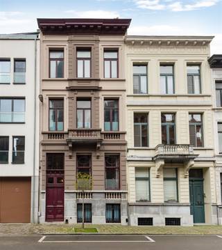 <p><span>Stijlvol en hoogwaardig gerenoveerd herenhuis met zuidgerichte stadstuin, gelegen op een absolute toplocatie in Antwerpen-Zuid! </span></p><p><span> </span></p><p><span>Gelijkvloers</span></p><p><span>Bij het betreden van dit neoclassicistische herenhuis in de Cuylitsstraat komt u in de royale inkomhal, waar de hoge plafonds, authentieke wand- en plafonddetails en de marmeren vloer onmiddellijk de grandeur van dit herenhuis weerspiegelen. Hier bevindt zich een gastentoilet met handenwasser. Vanuit de inkomhal bereikt u de leefruimte op eikenhouten visgraatparket, harmonieus ingedeeld in een eetkamer en een zithoek, beide voorzien van een originele marmeren schouw. Aansluitend bevindt zich de recente vernieuwde keuken op mortexvloer in hoogwaardig walnoothout, afgewerkt met composieten werkbladen en hedendaagse apparatuur. De keuken beschikt nog over een aparte ontbijtbar met sfeervolle koffiecorner. Via het grote schuifraam heeft u toegang tot het terras en de zuidgerichte tuin, een discrete en rustige buitenruimte in het hart van de stad.</span></p><p><span> </span></p><p><span>Eerste verdieping</span><span><br />De authentieke houten trap leidt naar de eerste verdieping. Hier bevindt zich de luxueus vernieuwde badkamer, voorzien van een dubbele marmeren wastafel en een meubel in massief gebrand eikenhout. Verder beschikt de badkamer over een ruime inloopdouche en een ligbad. Hiernaast is een apart toilet aanwezig. Op deze verdieping bevinden zich tevens twee ruime slaapkamers op eikenhouten visgraatparket, elk met een authentieke marmeren sierhaard. </span></p><p><span> </span></p><p><span>Tussenverdieping</span></p><p><span>Op de tussenverdieping bevindt zich een casco, af te werken ruimte, die diverse mogelijkheden biedt, waaronder de realisatie van een extra badkamer. </span></p><p><span> </span></p><p><span>Tweede verdieping</span></p><p><span>De tweede verdieping omvat twee ruime slaapkamers op eikenhouten visgraatparket, opnieuw elk met een authentieke marmeren sierhaard. </span></p><p><span>Daarnaast bevindt zich een extra kamer die momenteel is ingericht als dressing. </span></p><p><span> </span></p><p><span>Derde verdieping</span><span><br />Op de derde verdieping bevinden zich twee slaapkamers en een kantoorruimte uitgerust met een op maat gemaakt wandmeubel in walnoothout. </span></p><p><span>De volledige verdieping is afgewerkt met een eikenhouten visgraatparket.</span></p><p><span> </span></p><p><span>Vierde verdieping/zolder</span></p><p><span>Op de vierde verdieping bevindt zich nog een volledig afgewerkte en praktische zolderruimte. </span></p><p><span> </span></p><p><span>Souterrain</span></p><p><span>Het herenhuis beschikt over een volwaardig souterrain dat zich uitstrekt over de volledige oppervlakte van de woning en is opgedeeld in meerdere functionele ruimtes.<br />Vanuit het souterrain is er bovendien directe toegang tot de tuin. </span></p><p><span> </span></p><p><span>Tuin</span></p><p><span>Aan de achterzijde van het herenhuis bevindt zich een zuidgerichte tuin met verschillende terrassen en veel privacy.</span></p><p><span> </span></p><p><span>Bijzonderheden</span></p><p><span>- </span><span>De bewoonbare oppervlakte is inclusief het souterrain (ca. 95 m²) en exclusief de afgewerkte bergzolder (ca. 30 m²).</span></p><p><span>- Het herenhuis is gelegen op een uiterst gegeerde locatie in Antwerpen-Zuid</span></p><p><span>- Gunstig EPC-label, elektriciteit conform en asbestveilig/vrij</span></p><p><span>- Sinds 2023 werd het herenhuis grondig gerenoveerd met behoud van authentieke elementen waardoor het karakter en de grandeur behouden is gebleven.</span></p><p><span> </span></p><p><span> </span></p><p><span> </span></p><p><span> </span></p><p><span> </span></p><p><span> </span></p><p><span> </span></p>