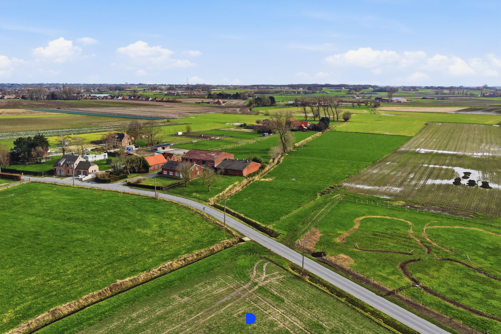 Hoeve met bijgebouwen en stallingen op 4.593m². - foto 2