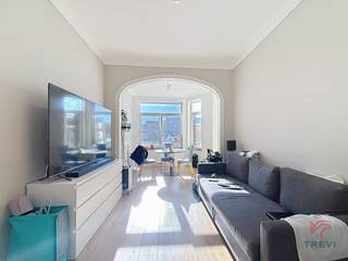 ETTERBEEK, Jachtwijk, ONGEBOUWDE appartement met 1 slaapkamer + bureau/kleine kinderkamer van ± 73 m². Het bestaat uit: inkomhal, lichte woonkamer...